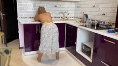 play La soif de la belle-mère: un pénis dans la cuisine et un trou du cul étiré