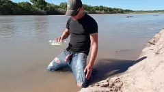 play Pissing public și cumshot în blugi de pe Rio Grande