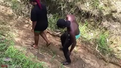 play Ebony coed ervaringen ruwe buitenseks ergens in Afrika