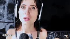 play Historia de cornudos ASMR Femdom alemán con Lou Nesbit y Lia Louise