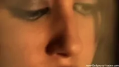 play Erleben Sie den bezaubernden erotischen Tanz einer atemberaubenden brünetten Bollywood-Tänzerin aus Indien