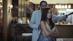 play Niechętna pasierbica uwodzi ojczyma swoimi małymi cyckami i umiejętnością głębokiego gardła w tym rodzinnym porno tabu