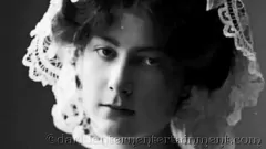 play Dark Lantern Entertainment apresenta uma aventura erótica vintage: Milf maduro se entrega a foder bucetas peludas e fumegantes e boquetes retrô em um ambiente vitoriano