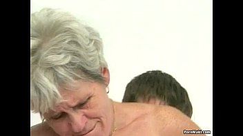 play Baba si sta preparando a scopare con il suo vicino di casa di 18 anni