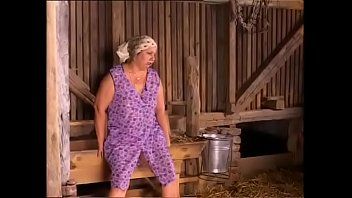 play Il vecchio Baba non può muoversi e fare sesso nella stalla