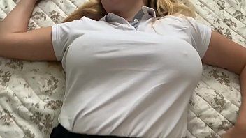 play A 18 ans, elle a de gros seins et est la forteresse pour baiser avec son beau-père