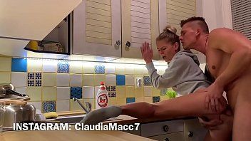 play De man filmt aan de telefoon hoe hij zijn vrouw neukt in de keuken