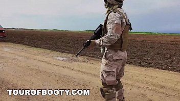 play Xxx con la bionda rumena con due gendarmi che l'hanno scopata