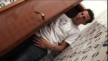 play Mamica matura pune mana pe un tanar sa ii linga pula