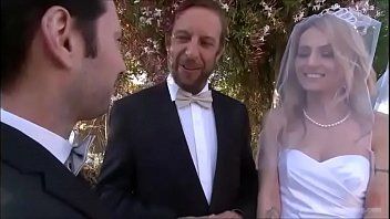 play La mariée pénétrée par plusieurs hommes en une nuit