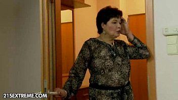 play Grosse vieille femme pénétrée par un homme chauve