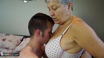 play Vieja gorda penetrada por un adolescente