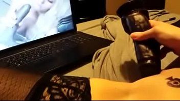 play 19-jarig meisje kijkt naar xnxx-films en masturbeert met een zwarte rubberen lul