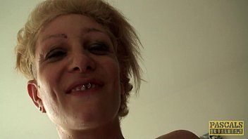 play Die tätowierte Blondine drang brutal in ihren Arsch und ihre Muschi ein