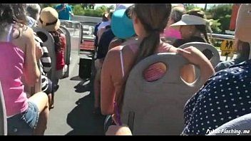 play Szalona blondynka robi loda w autobusie pełnym ludzi
