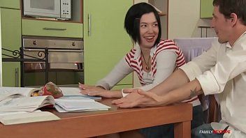 play Ona daje języki w cipce koleżance z klasy