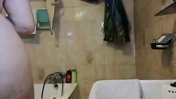 play يذهب Pizdulice إلى الحمام ويتم تصويره عارياً
