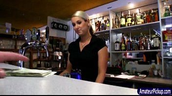 play Xnxx-Positionen bei einer Verkäuferin, die Sex mit ihrem treuen Kunden hat