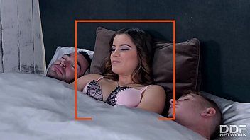 play La femme dort avec deux hommes et fait l'amour jusqu'à ce qu'elle soit rassasiée