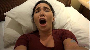 play Ii face masaj la penisul cu picioarele ca ii e scarba sa frece penisul cu mainele
