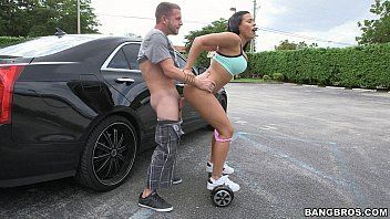 play Frumoasa pe hover board face muie in publicare intre masini