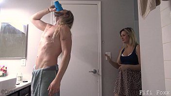 play Il enregistre son père quand il lui donne la table blonde pénétrée par son beau-fils