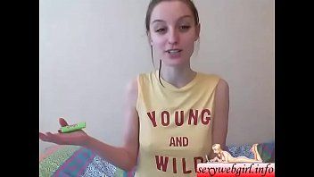 play Eine dünne Schlampe zeigt ihre verspielten Väter im Videochat