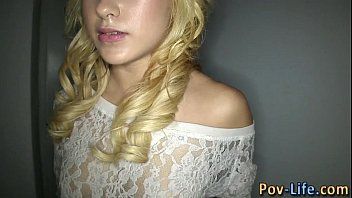 play La giovane bionda con un corpo stupendo viene penetrata fino in fondo nella sua figa