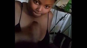 play Le pongo un collar cuando le hago sexo oral