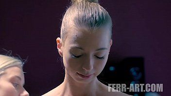 play El cliente adolescente masajeado sensualmente y follado en el coño