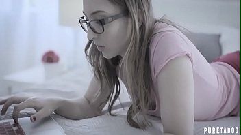 play Milf blonda doreste sa primeasca toata penisul iubitului ei in gat deoarece a trecut