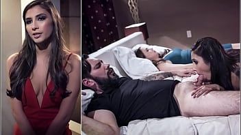 play Er dringt in die Muschi dieses Mädchens ein und legt seine Finger und den Vibrator auf ihre Klitoris