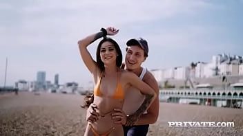 play Ta czarna dziewczyna ma bardzo piękne ciało i penetruje ją ten pełen tatuaży mężczyzna