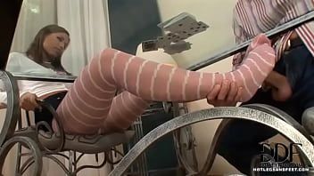 play Indian woman with a fleshy ass and long hair loves to be kissed between the legs
