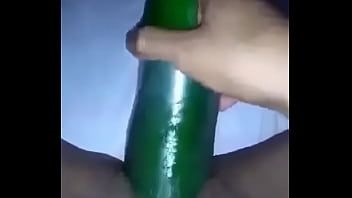 play Ela usa o grande brinquedo para masturbar sua buceta