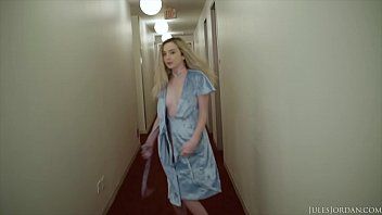 play Fata milf frecata pe picioare sa stie unde tinde el sa ajunga