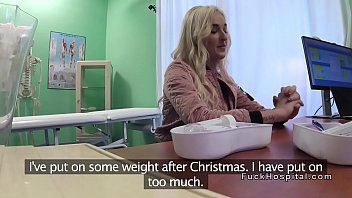 play Blondine wird im Krankenhaus von einem männlichen Patienten in ihrer Muschi am Boden zerstört