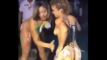 play Chica con culo enorme se mete profundo xxx