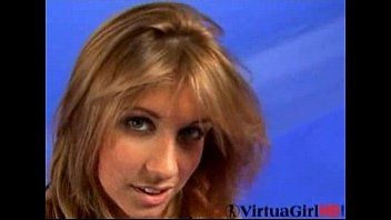 play Xxx auf dem Sofa mit Antonia, einer jungen Frau
