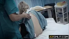 play طبيب شادي يفحص بدقة كس شقراء الرطب في لقاء محظور فاضح