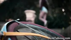 play Seksowna nastoletnia lesbijka spełniająca zakazaną fantazję na świeżym powietrzu