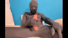 play Seksowna nastolatka w czarnym bodysucie staje się intymna ze swoim kutasem