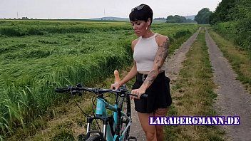play Salope mature du pays a des relations sexuelles avec un vibrateur attaché au vélo